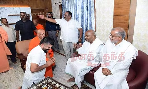 தேவேகவுடா காலில் விழுந்து ஆசி பெற்ற பிரதாப் சிம்ஹா எம்.பி.