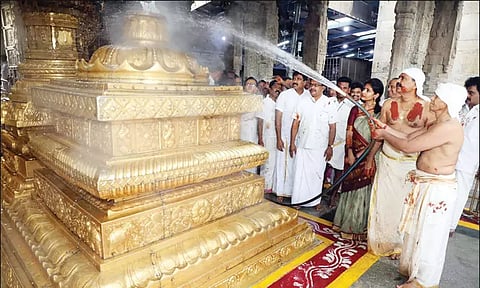 பிரம்மோற்சவத்தை முன்னிட்டு ஏழுமலையான் கோவிலில் ஆழ்வார் திருமஞ்சனம்: 6 மணி நேரம் தரிசனம் நிறுத்தம்