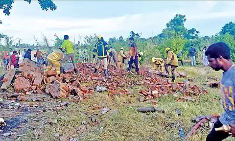 பட்டாசு ஆலையில் வெடி விபத்து; உரிமையாளரின் தந்தை தலை சிதறி பலி