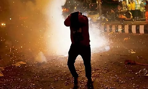 முன்னாள் ஊராட்சி மன்ற தலைவர் இறுதி ஊர்வலத்தில் பட்டாசுகள் வெடித்ததில் 6 பேர் படுகாயம்