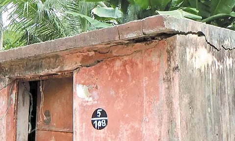 இடிந்து விழும் நிலையில் இருளர் குடியிருப்புகள் நடவடிக்கை எடுக்க கோரிக்கை