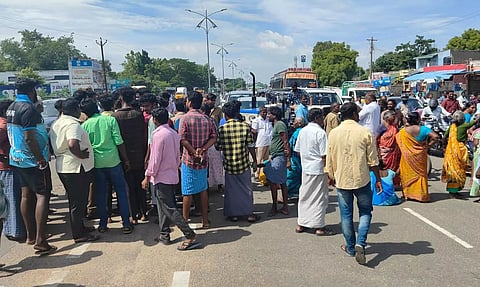 காலி குடங்களுடன் பொதுமக்கள் சாலை மறியல்