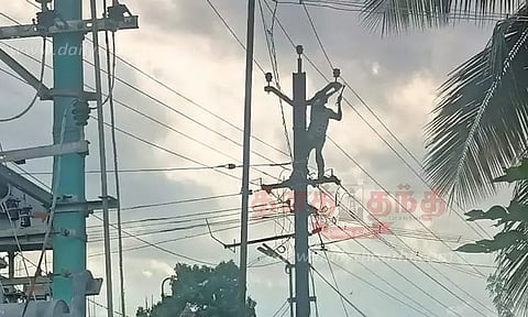 மின் கம்பங்களில் புதிய இன்சுலேட்டர்கள் பொருத்தும் பணி