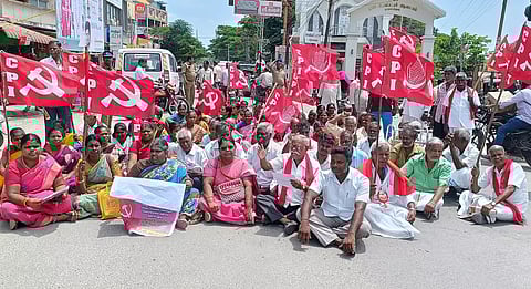 இந்திய கம்யூனிஸ்டு கட்சியினர் சாலை மறியல்