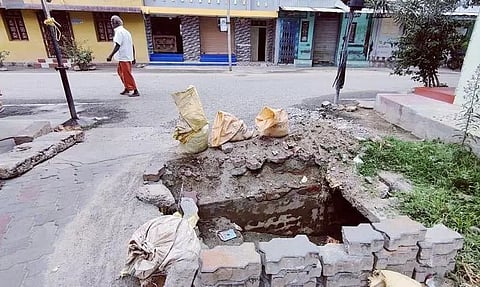 மூடப்படாத பள்ளங்களால் விபத்து அபாயம்