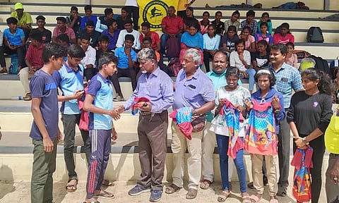 மாநில அளவிலான தடகள போட்டி: 77 வீரர், வீராங்கனைகள் பங்கேற்க அனுப்பி வைப்பு