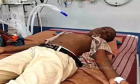 ராமநாதபுரம் அருகே பரபரப்பு: வகுப்பறை மேஜைக்குள் புத்தகத்தை தேடிய மாணவனை பாம்பு கடித்தது ஆஸ்பத்திரியில் சிகிச்சை