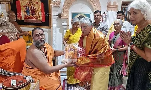 இங்கிலாந்து பிரதமர் ரிஷி சுனக்கின் பெற்றோர் மந்திராலயத்தில் சாமி தரிசனம்