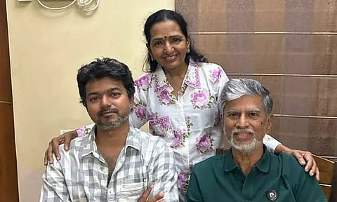 பெற்றோருடன் நடிகர் விஜய் எடுத்துக்கொண்ட புகைப்படம் வைரல்..!