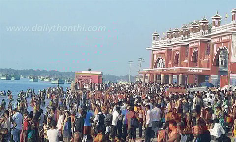 சர்வ அமாவாசை: ராமேஸ்வரம் அக்னி தீர்த்த கடலில் புனித நீராடி பக்தர்கள் வழிபாடு