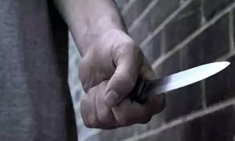 அண்ணாநகர் போலீஸ் நிலையம் அருகே துணிகரம்: வீட்டில் தனியாக இருந்த மூதாட்டியிடம் கத்திமுனையில் நகை, பணம் கொள்ளை