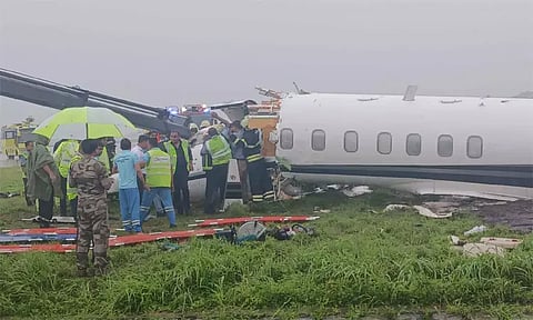ஓடுபாதையில் இருந்து சறுக்கிய விமானம்.. மும்பை ஏர்போர்ட்டில் பரபரப்பு- 8 பேர் காயம்
