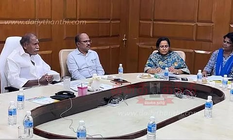 டெங்கு பாதிப்பு குறித்து வீடு, வீடாக சென்று ஆய்வு செய்ய வேண்டும்