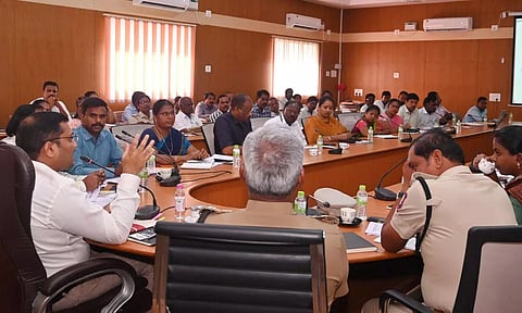 பருவமழை முன்னேற்பாடு ஆலோசனை கூட்டம்:நீர்நிலை ஆக்கிரமிப்புகளை உடனடியாக அகற்ற வேண்டும் :அதிகாரிகளுக்கு கலெக்டர் உத்தரவு