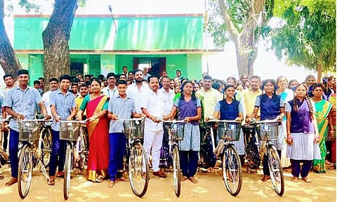 பள்ளி மாணவர்களுக்கு விலையில்லா சைக்கிள்