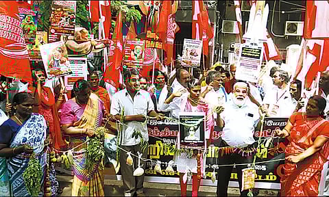 விலைவாசி உயர்வை கண்டித்து கவர்னர் மாளிகை அருகே இந்திய கம்யூனிஸ்டு கட்சியினர் போராட்டம்