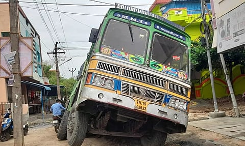 பாதாள சாக்கடை பள்ளத்தில் சிக்கிய லாரி