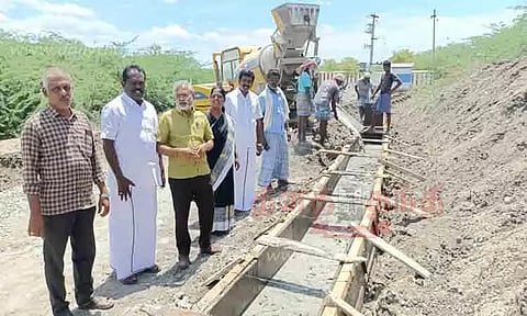 கண்மாய்கரை பகுதியில் தடுப்புச்சுவர் கட்டும் பணி