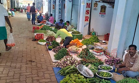 வெறிச்சோடிய மார்க்கெட்