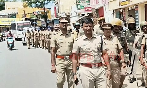 போலீசார் கொடி அணிவகுப்பு ஊர்வலம்