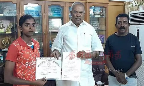 தங்கம் வென்ற மாணவியின் சான்றிதழ் கிடைக்க சபாநாயகர் ஏற்பாடு