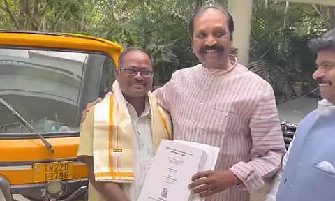 பாடல்களை ஆய்வு செய்து டாக்டர் பட்டம் - ஆட்டோ ஓட்டுநரை வீட்டிற்கு அழைத்து பாராட்டிய வைரமுத்து