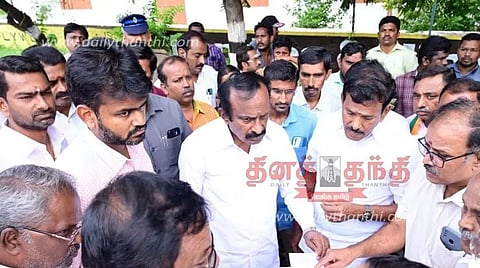 பெருந்துறை செட்டித்தோப்பு பகுதியில் சாலையில் தேங்கிய வெள்ளம்; அமைச்சர் முத்துசாமி ஆய்வு