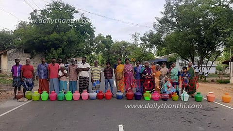 கோபி அருகே குடிநீர் வழங்கக்கோரி காலிக்குடங்களுடன் பொதுமக்கள் சாலைமறியல்