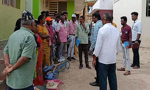 புன்னக்காயலில் மலேரியா தடுப்பு மருந்துதெளிப்பு