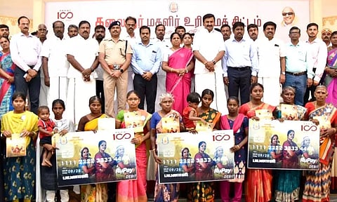 கலைஞர் மகளிர் உரிமைத்திட்ட பெண்களுக்கு ஏ.டி.எம். கார்டுகள்