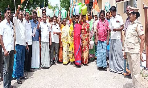 எட்டயபுரம் தாலுகா அலுவலகத்தை காலிகுடங்களுடன் கிராம மக்கள் முற்றுகையிட்டு போராட்டம்