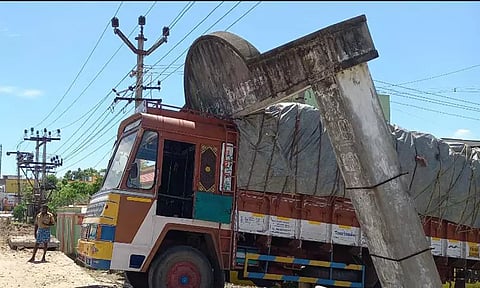 மாற்றுப்பாதையில் வந்த லாரிநுழைவுவாயில் வளைவில் சிக்கியது