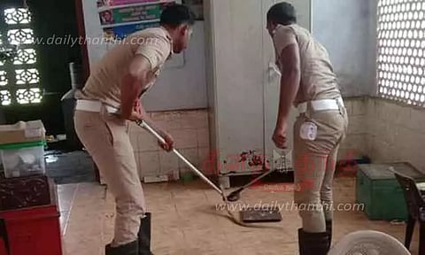 அங்கன்வாடி மையத்தில் புகுந்த பாம்பு பிடிபட்டது