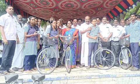 மாணவர்களுக்கு விலையில்லா சைக்கிள்