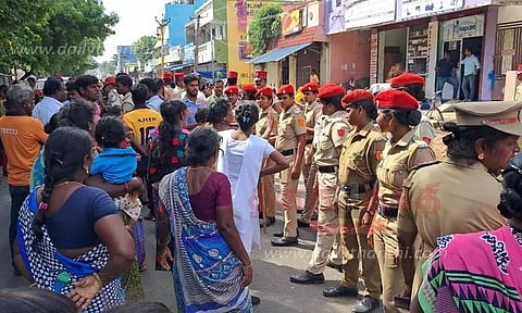 2-வது நாளாக பொதுமக்கள் போராட்டம்