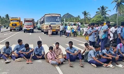 பள்ளி மாணவ-மாணவிகள் மறியல்