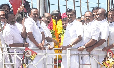 அண்ணா சிலைக்கு அரசியல் கட்சியினர் மாலை அணிவிப்பு