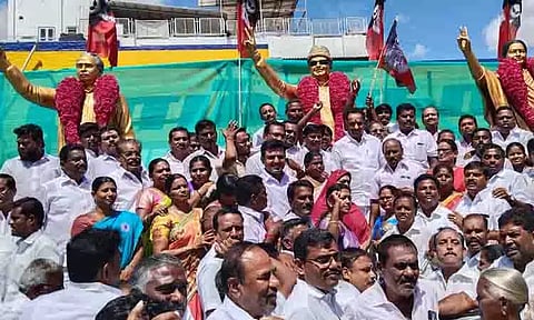 அண்ணா சிலைக்கு மாலை அணிவித்து மரியாதை