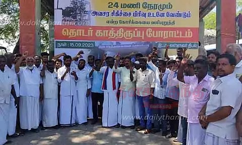 அரசு மருத்துவமனையில் அவசர சிகிச்சை பிரிவை தொடங்கக்கோரி பொதுமக்கள் காத்திருப்பு போராட்டம்