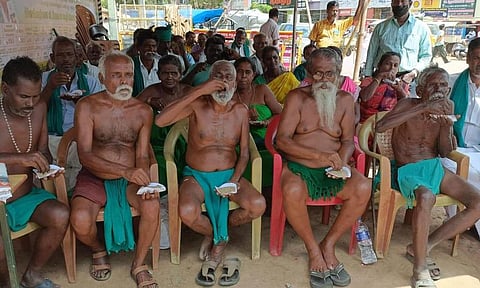 விவசாயிகள் மணலை தின்னும் நூதன போராட்டம்