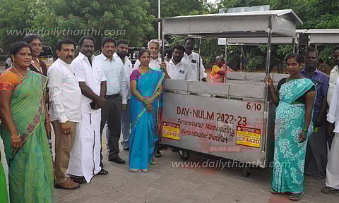 பொருளாதாரத்தில் பின்தங்கிய சாலையோர வியாபாரிகளுக்கு தள்ளுவண்டிகள்