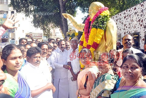 ஈரோட்டில், அண்ணா பிறந்தநாள் விழா: பல்வேறு அரசியல் கட்சியினர் சிலைக்கு மாலை அணிவித்து மரியாதை