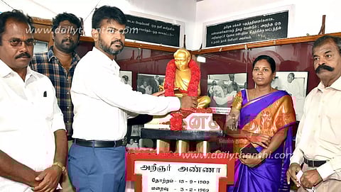 அரசு சார்பில் பிறந்தநாள் விழா: அண்ணா சிலைக்கு கலெக்டர்ராஜகோபால் சுன்கரா மரியாதை