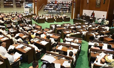 குஜராத் உள்ளாட்சி அமைப்புகளில் ஓபிசி இடஒதுக்கீடு உயர்வு.. சட்டசபையில் மசோதா நிறைவேற்றம்