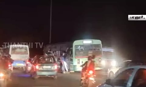 தொடர் விடுமுறை எதிரொலி: சென்னையில் இருந்து தென் மாவட்டங்களை நோக்கி படையெடுக்கும் மக்கள்..!