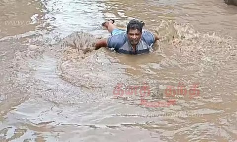 சாலையில் தேங்கிய மழைநீரில் நீச்சலடித்த கவுன்சிலர்