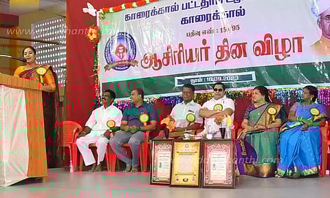 அதிக தேர்ச்சி காட்டிய பள்ளிக்கு கேடயம்
