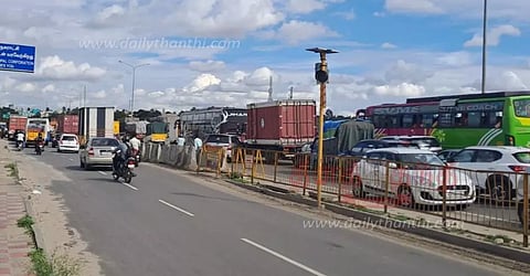 ஓசூர் அருகேஜூஜூவாடி சோதனைச்சாவடியில் போக்குவரத்து நெரிசல்வாகன ஓட்டிகள் அவதி