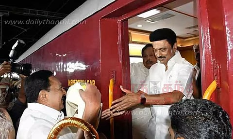 முதல்-அமைச்சர் மு.க.ஸ்டாலினுக்கு அமைச்சர் ஆர்.காந்தி தலைமையில் வரவேற்பு