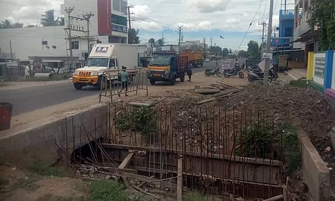 சாலை போடும் பணிகளை விரைந்து முடிக்க வேண்டும்